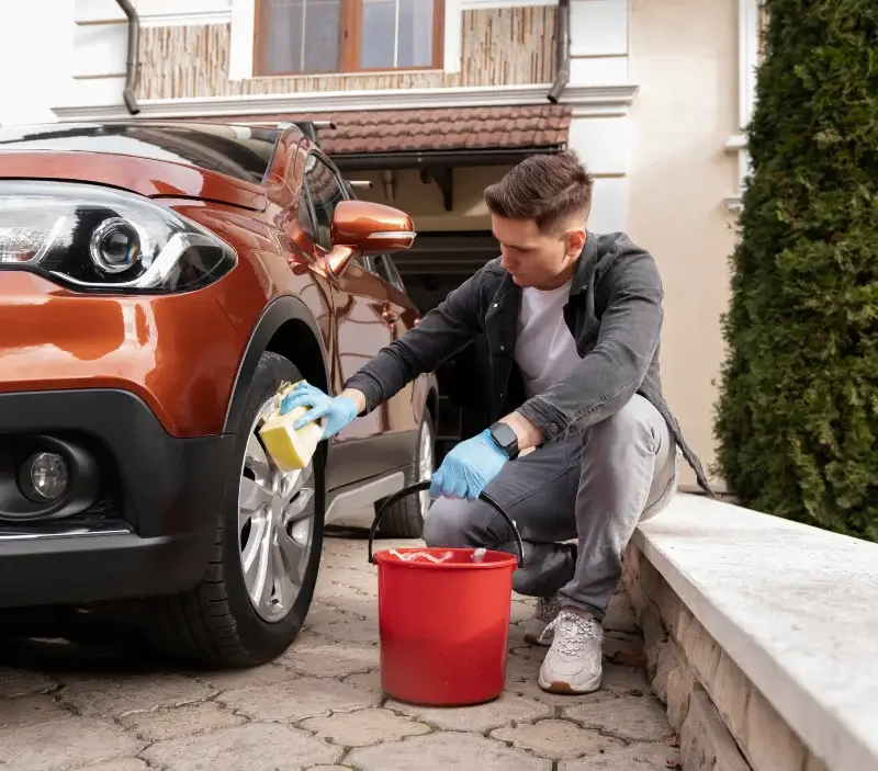 Lavage auto à domicile La Chapelle-d'Alagnon : professionnel intervenant sur un véhicule